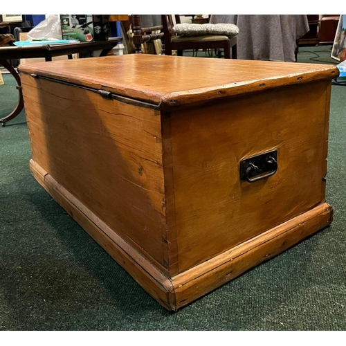 87 - AN IRISH 19TH CENTURY PITCH PINE BLANKET BOX/CHEST, complete with original lock, fitted interior to ... 