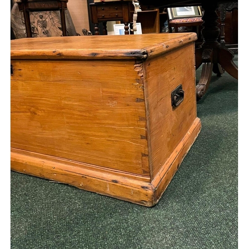 87 - AN IRISH 19TH CENTURY PITCH PINE BLANKET BOX/CHEST, complete with original lock, fitted interior to ... 