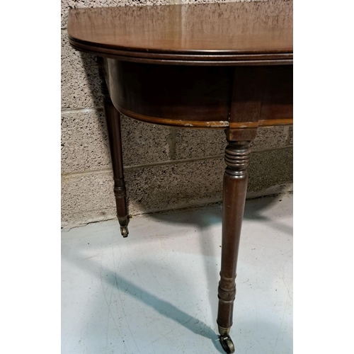 146 - AN ANTIQUE MAHOGANY CONSOLE/SIDE TABLE, with fluted edge, standing on turned leg with castors. Dimen... 