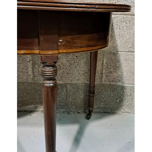 146 - AN ANTIQUE MAHOGANY CONSOLE/SIDE TABLE, with fluted edge, standing on turned leg with castors. Dimen... 