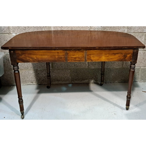 146 - AN ANTIQUE MAHOGANY CONSOLE/SIDE TABLE, with fluted edge, standing on turned leg with castors. Dimen... 