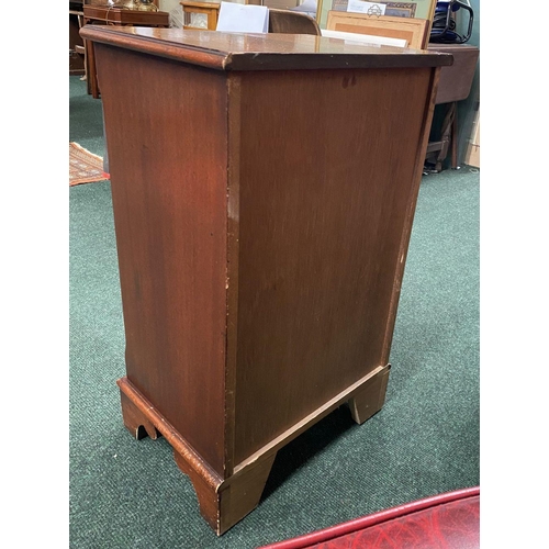 15 - A GEORGIAN FIVE DRAWER MAHOGANY CHEST, with crossbanding and inlay to drawers and top, drawers compl... 