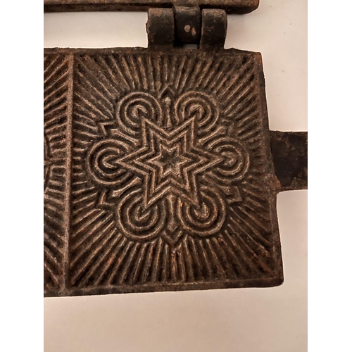 177 - A VERY GOOD ANTIQUE CAST IRON WAFFLE IRON, with lovely decorative design to the interior of the pres... 