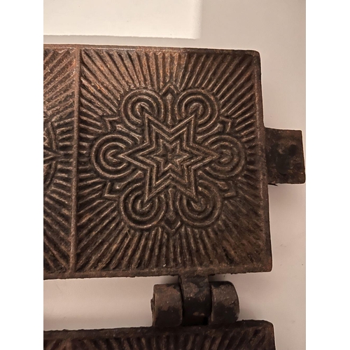 177 - A VERY GOOD ANTIQUE CAST IRON WAFFLE IRON, with lovely decorative design to the interior of the pres... 