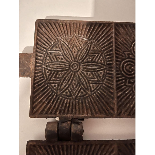 177 - A VERY GOOD ANTIQUE CAST IRON WAFFLE IRON, with lovely decorative design to the interior of the pres... 