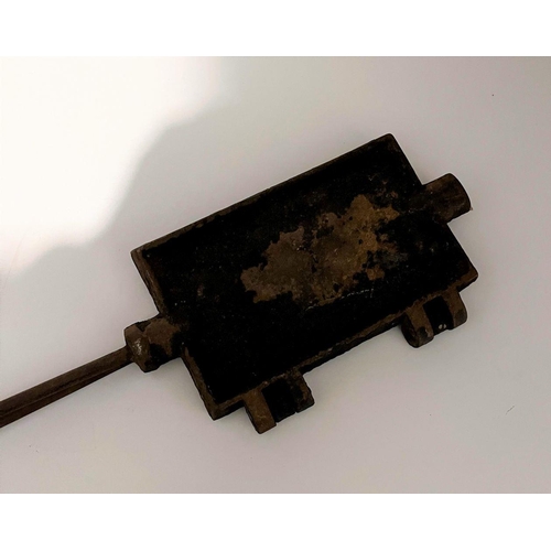 177 - A VERY GOOD ANTIQUE CAST IRON WAFFLE IRON, with lovely decorative design to the interior of the pres... 