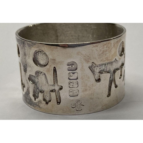 226 - AN IRISH SILVER NAPKIN RING, made by Michael Hillier of Dublin, decorated with relief designs surrou... 