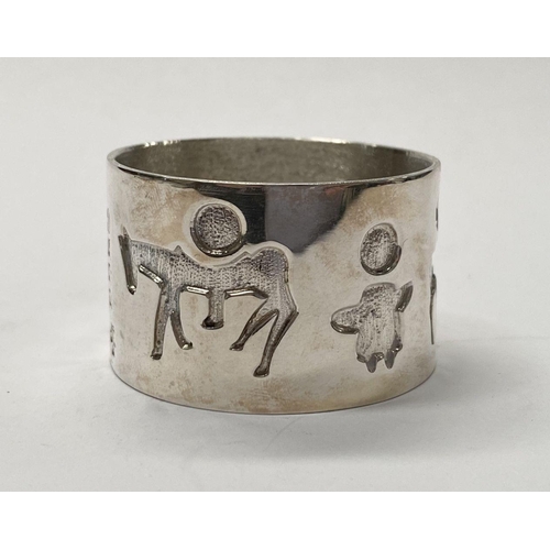 226 - AN IRISH SILVER NAPKIN RING, made by Michael Hillier of Dublin, decorated with relief designs surrou... 