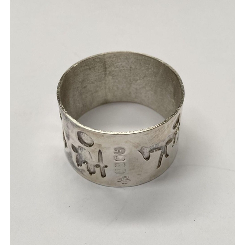 226 - AN IRISH SILVER NAPKIN RING, made by Michael Hillier of Dublin, decorated with relief designs surrou... 