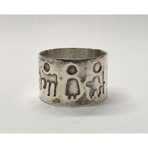 226 - AN IRISH SILVER NAPKIN RING, made by Michael Hillier of Dublin, decorated with relief designs surrou... 