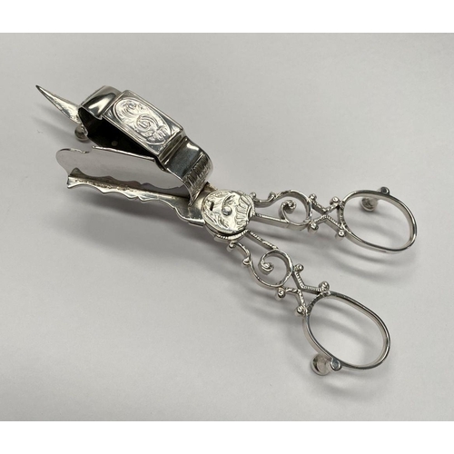 23 - A GEORGE III SILVER CANDLE SNUFFER, Maker John Booth, London, 1767. With oval handles and attached r... 