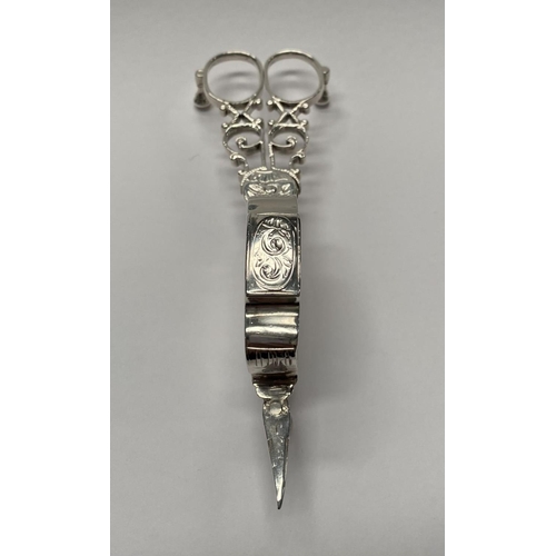 23 - A GEORGE III SILVER CANDLE SNUFFER, Maker John Booth, London, 1767. With oval handles and attached r... 