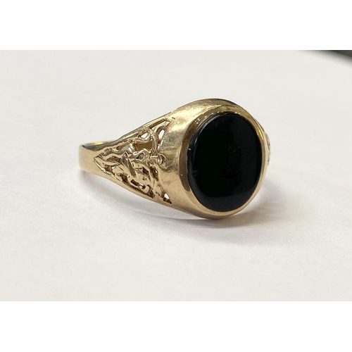 43 - A 9CT YELLOW GOLD ONYX RING, with decorative filigree to shoulders, Maker JJ, Marked 375, ring size:... 