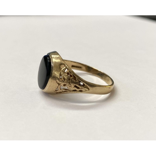 43 - A 9CT YELLOW GOLD ONYX RING, with decorative filigree to shoulders, Maker JJ, Marked 375, ring size:... 