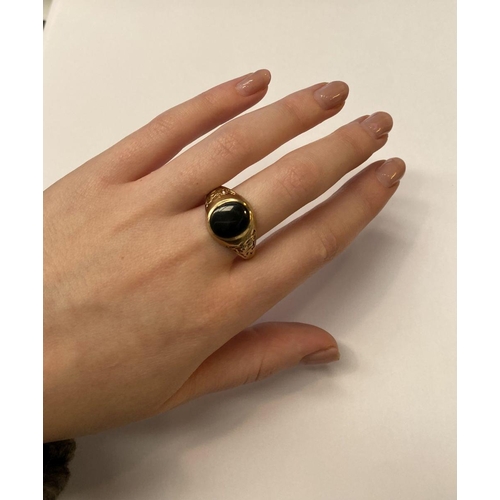 43 - A 9CT YELLOW GOLD ONYX RING, with decorative filigree to shoulders, Maker JJ, Marked 375, ring size:... 