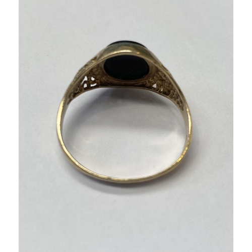 43 - A 9CT YELLOW GOLD ONYX RING, with decorative filigree to shoulders, Maker JJ, Marked 375, ring size:... 