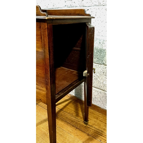 51 - A GEORGIAN STYLE BEDSIDE LOCKER with ebony and satinwood stringing and crossbanded veneer on locker ... 