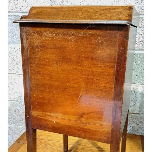 51 - A GEORGIAN STYLE BEDSIDE LOCKER with ebony and satinwood stringing and crossbanded veneer on locker ... 