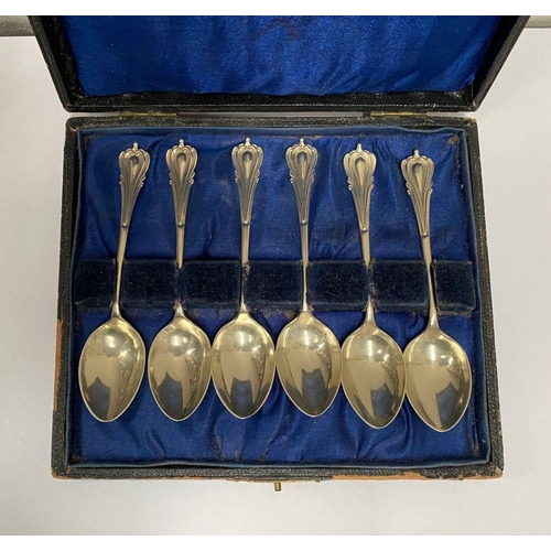 66 - A CASED SET OF EARLY 20TH CENTURY SILVER PLATED TEA SPOONS, with engraved handles, marked EPNS, in o... 