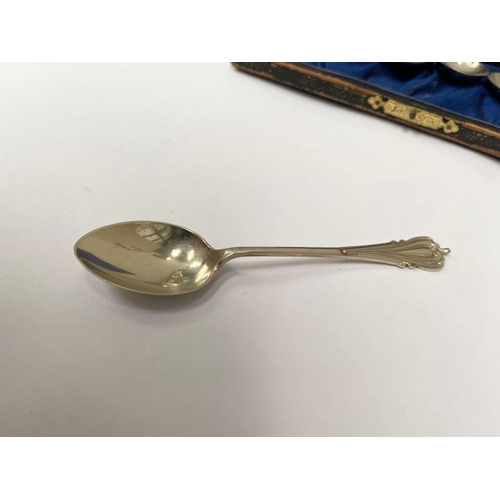 66 - A CASED SET OF EARLY 20TH CENTURY SILVER PLATED TEA SPOONS, with engraved handles, marked EPNS, in o... 