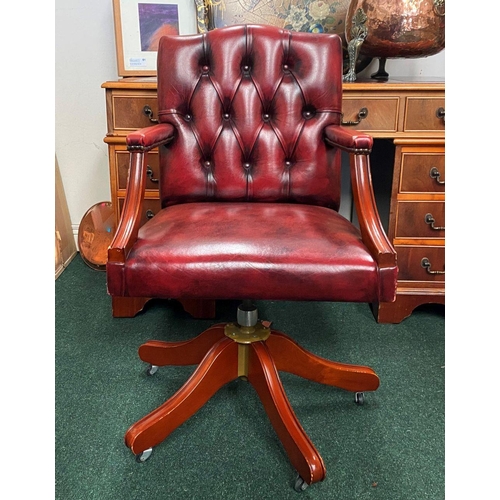 7 - AN EXCELLENT RED LEATHER BUTTON BACK GAINBOROUGH DESK CHAIR, with upholstered armrests, fluting to s... 