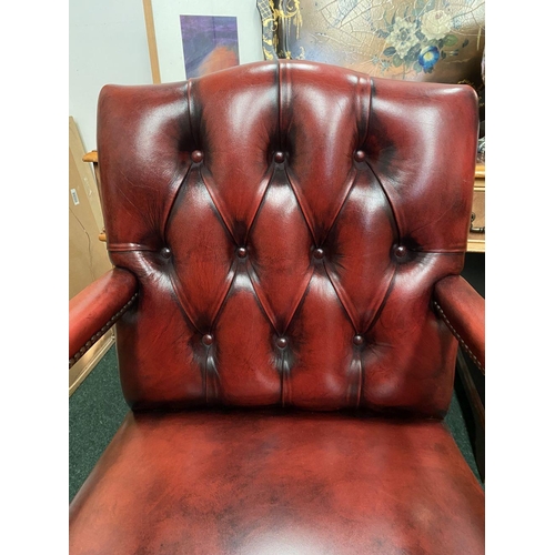 7 - AN EXCELLENT RED LEATHER BUTTON BACK GAINBOROUGH DESK CHAIR, with upholstered armrests, fluting to s... 