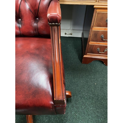 7 - AN EXCELLENT RED LEATHER BUTTON BACK GAINBOROUGH DESK CHAIR, with upholstered armrests, fluting to s... 