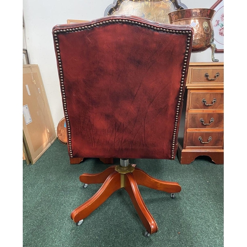 7 - AN EXCELLENT RED LEATHER BUTTON BACK GAINBOROUGH DESK CHAIR, with upholstered armrests, fluting to s... 