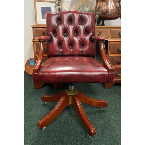 7 - AN EXCELLENT RED LEATHER BUTTON BACK GAINBOROUGH DESK CHAIR, with upholstered armrests, fluting to s... 