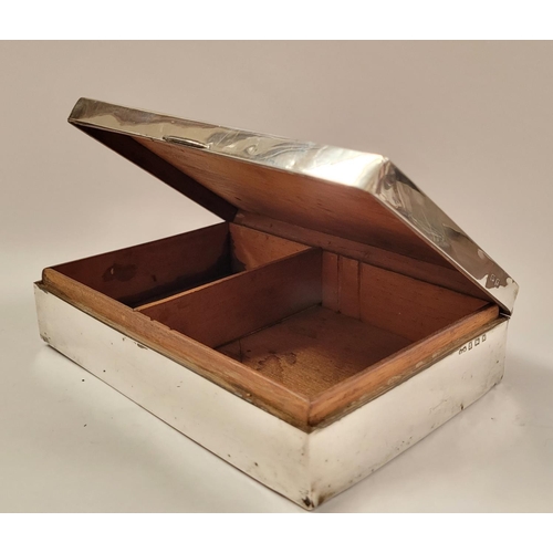 105 - A GOOD QUALITY SILVER COVERED CIGAR BOX, with hinged lid and lined with wood. The top is decorated w... 