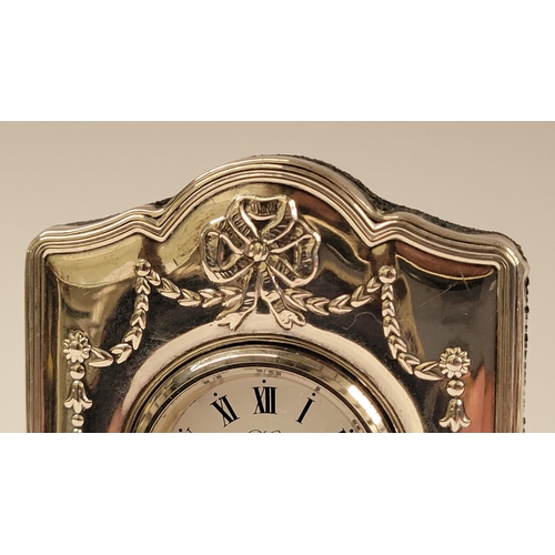 108 - A VERY GOOD QUALITY LATE 20TH CENTURY SILVER FRONTED MANTLE CLOCK, with lovely floral bough decorati... 