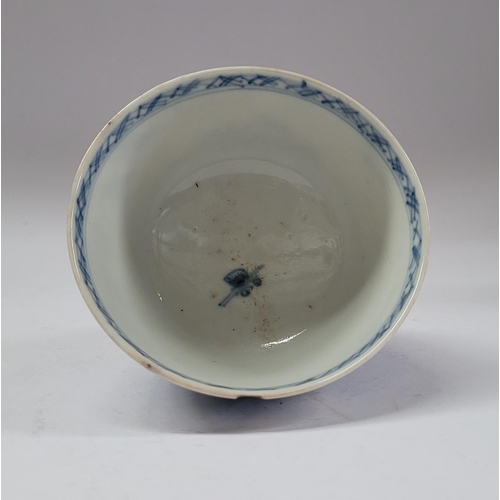 116 - A CHINESE BLUE & WHITE PORCELAINE TEA BOWL & SAUCER, late 18th century / early 19th century, decorat... 