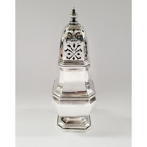 117 - AN EARLY 20TH CENTURY SELFRIDGE & CO SILVER SUGAR SIFTER, a very fine piece of early 20th century si... 