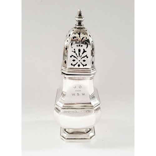 117 - AN EARLY 20TH CENTURY SELFRIDGE & CO SILVER SUGAR SIFTER, a very fine piece of early 20th century si... 