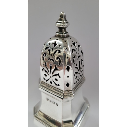 117 - AN EARLY 20TH CENTURY SELFRIDGE & CO SILVER SUGAR SIFTER, a very fine piece of early 20th century si... 