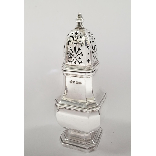 117 - AN EARLY 20TH CENTURY SELFRIDGE & CO SILVER SUGAR SIFTER, a very fine piece of early 20th century si... 