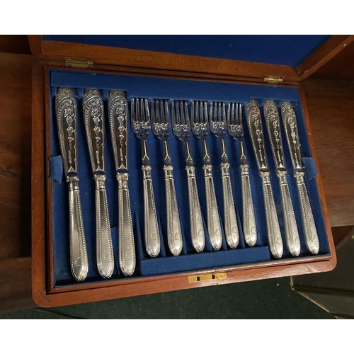 127 - A VINTAGE CASED SHEFFIELD SILVER PLATED CUTLERY SET, Maker Robert Belk Sheffield, with six fish kniv... 