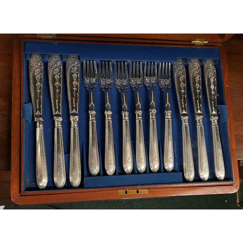 127 - A VINTAGE CASED SHEFFIELD SILVER PLATED CUTLERY SET, Maker Robert Belk Sheffield, with six fish kniv... 