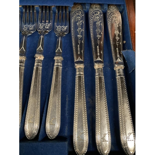 127 - A VINTAGE CASED SHEFFIELD SILVER PLATED CUTLERY SET, Maker Robert Belk Sheffield, with six fish kniv... 