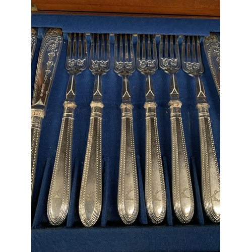 127 - A VINTAGE CASED SHEFFIELD SILVER PLATED CUTLERY SET, Maker Robert Belk Sheffield, with six fish kniv... 