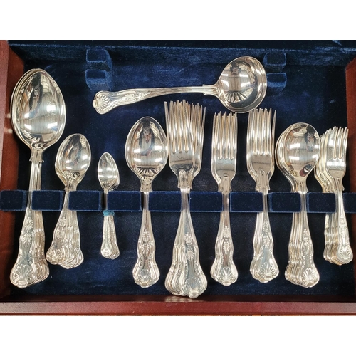 136 - A CASED NEWBRIDGE SILVERWARE CUTLERY SET, with pieces to suit a seating of 6, some extra pieces. Inc... 