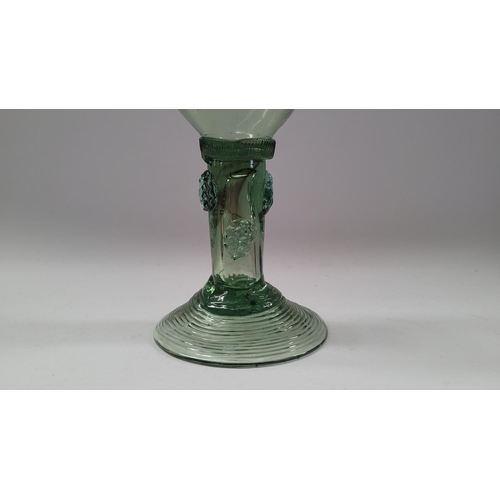 143 - A SINGLE DUTCH / GERMAN GREEN ROEMER GLASS, possibly dating to the 18th century / early 19th century... 