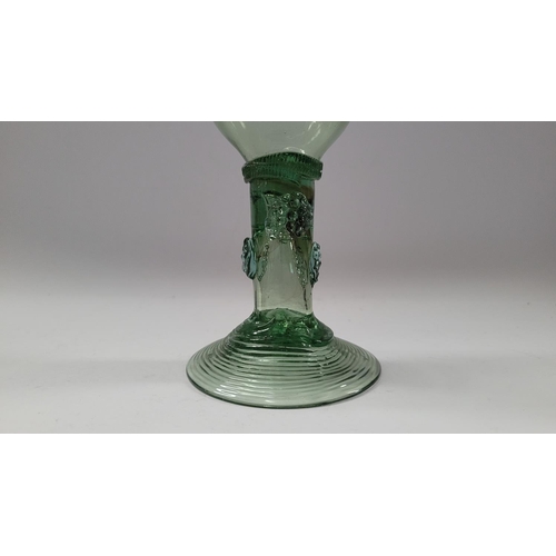 143 - A SINGLE DUTCH / GERMAN GREEN ROEMER GLASS, possibly dating to the 18th century / early 19th century... 