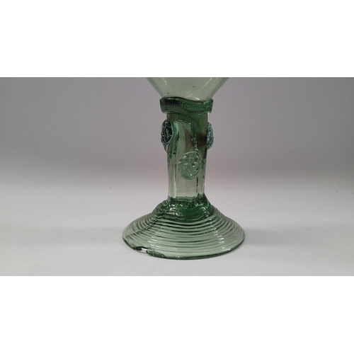 143 - A SINGLE DUTCH / GERMAN GREEN ROEMER GLASS, possibly dating to the 18th century / early 19th century... 