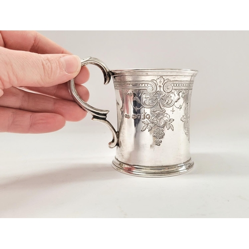 15 - A VERY FINE LATE 19TH CENTURY SILVER CHRISTENING MUG DECORATED WITH BEAUTIFUL FLORAL BOUGH ENGRAVED ... 