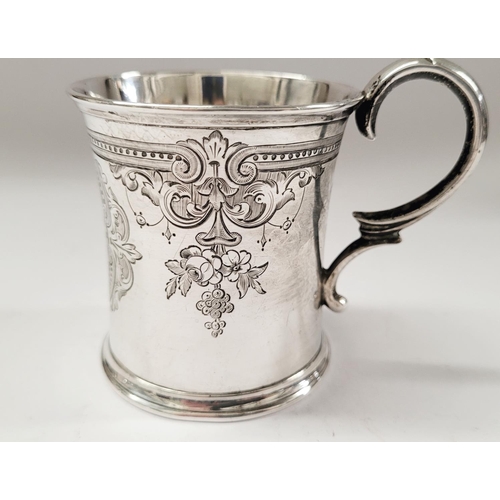 15 - A VERY FINE LATE 19TH CENTURY SILVER CHRISTENING MUG DECORATED WITH BEAUTIFUL FLORAL BOUGH ENGRAVED ... 