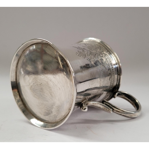 15 - A VERY FINE LATE 19TH CENTURY SILVER CHRISTENING MUG DECORATED WITH BEAUTIFUL FLORAL BOUGH ENGRAVED ... 