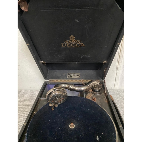 150 - AN EARLY 20TH CENTURY VINTAGE DECCA SALON TABLE TOP GRAMAPHONE/RECORD PLAYER, made in London, circa ... 