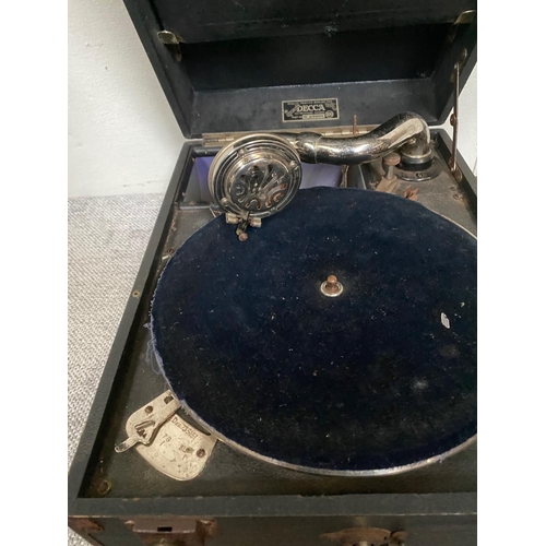 150 - AN EARLY 20TH CENTURY VINTAGE DECCA SALON TABLE TOP GRAMAPHONE/RECORD PLAYER, made in London, circa ... 