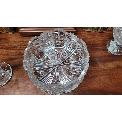 160 - A VERY GOOD QUALITY CUT GLASS CENTRE BOWL / FRUIT BOWL, with shell design scalloped rim, possibly by... 